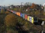 ES 64 U2 063 mit Containerzug am 5.11.2008 in Regensburg. ...