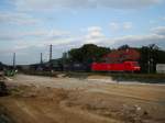 Eine BR 185 f�hrt am 27.09.2008 durch Schliengen in Richtung ...