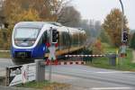 nordwestbahn-nwb VT 715 der NordWestBahn �berquert den Bahn�bergang in der Bahnhofstrasse in Dissen; 06.11.2008