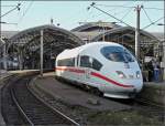 br-406-ice-3 Dieser ICE 3 hat sich am 08.11.08 in Bewegung gesetzt, um den Hauptbahnhof von K�ln zu verlassen. Vorne rechts an der Bugklappe fehlt der rote Streifen. (Jeanny)