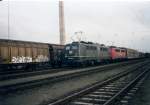 mukran Die gr�ne 140 229 vor einer Schwesterlok im Juni 2002 in Mukran.