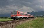 Steuerwagen Bauart Wittenberge RB 30032 ist von Salzburg Hbf nach M�nchen Hbf unterwegs und fl�chtet bei Bernau am Chiemsee vor den dunklen Wolken. (09.07.2008)