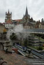 Metro Lausanne Dass auch beim fotografieren der modernen Eisenbahn nicht auf das von der Dampflok beliebte Bildgestaltungselement Rauch verzichtet werden muss, zeigt dieses Bild: M2 beim �berqueren der Pont Bessi�re. Im Hintergrund die Kathedrale von Lausanne.
9. November 2008