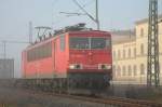 Im Nebel steht die 155 056-6 mit ihrem Containerzug im ...