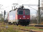 Re 421 SBB cargo steht mit der 421 375-7 in Pritzier um einem ICE freie Fahrt zu geben. 11.11.2008