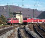 BR 151 die orientrote 151 134 wird am 14.10.2008 neben dem Stellwerk in Geislingen f�r den Schiebedienst an der Steige aufger�stet,w�hrend 146 209 mit ihrem IRE nach Lindau sogleich an Gleis 2 einfahren wird.
