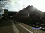 Die letzten Sonnenstrahlen �bers Dach in Harburg. Da f�hrt 101 ...