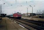 143 302 mit einer Regionalbahn von Stralsund nach Neustrelitz im ...