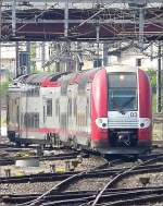 Der Triebzug 2203 fotografiert bei der Einfahrt in den Bahnhof ...