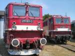 Zwei Vertreter der Baureihe 211 der Deutschen Reichsbahn in weinrot, ...