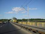 ET22 mit einemm G�terzug auf der Br�cke in Płock, 2.07.2006. ...