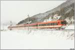 Triebwagen 4010 009 mit Steuerwagen 6010 009 voraus f�hrt mit ...