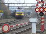 SNCB-Lok 2739 f�hrt mit einem G�terzug am Haken in den ...