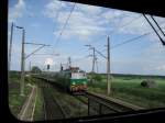 Wir warten auf gr�nes Licht. Von vorne kommt ET22-908  ...