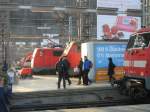 Ein nettes Ensemble in Frankfurt/Main Hbf. Zwei 111er, umrahmt von ... Ein nettes Ensemble in Frankfurt/Main Hbf. Zwei 111er, umrahmt von ...