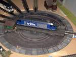 Die Re 465 018 beim drehen auf der Drehscheibe.  ...