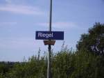 Das Bahnhofsschild vom Bahnhof Riegel DB  ...