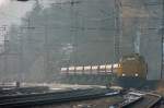 In klirrender K�lte h�ngt dieser Mitarbeiter der Fa. X.R. Gleislogistik ...