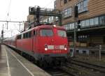 110 472 bei der Einfahrt mit ihrer Regionalbahn aus Oldenburg ...