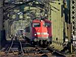 Die B�gelfalte 110 325-8 bef�hrt mit einem Sonderzug die Hohenzollernbr�cke ...