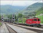 Die Ankunft eines Autozuges in Realp fotografiert vor der sch�nen ...