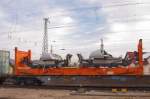 containerzuge Auf einem offenen Containern nachempfundenen Tragegestell wurde dieses Ladegut transportiert. Mein Tipp: K�nnte sich um Fahrwerke inklusive Hydraulik f�r R�umschilde von sogenannten 'Pistenkatzen bzw. Pistenbullys' handeln. (So gesehen in Treuchtlingen am 28.11.2008)