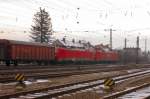 Ungew�hnliche Mischbespannung vor einem G�terzug: 189 follows 152. (Der KBS ...