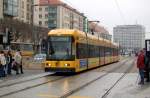 dresden-niederflurwagen-haltestellen-strecken Eine Stra�enbahn der Linie 1 erreicht am 29.11.08 die Haltestelle Altmarkt.