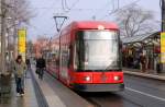 dresden-niederflurwagen-haltestellen-strecken Zwischen den ganzen gelben Stra�enbahnen fiel mir diese rote auf. Fotografiert an der Haltestelle Pirnaischer Platz.