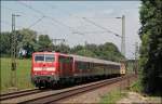BR 111 mit Zugen Die M�nchnerin 111 055 besitzt noch ihre Scherenstromabnehmer und wurde am 10.07.2008 bei Vogl mit der bei der Arbeit abgelichtet.
