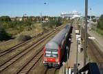Eine S-Bahn erreicht am 27.07.2008 den Bahnhof Warnem�nde Werft.  ...
