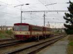 Der 810 034 am 03.10.2008 bei der Einfahrt in Pilsen ...