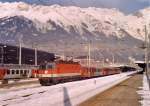 Die 1144 in Insbruck Hbf mit Bergen im Hintergrund  ...