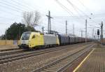 ES 64 U2-074 ist am 08.12.2008
mit einem Stahlzug in Marchtrenk ...