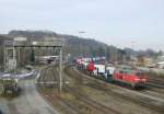 225 086 rollt mit einem IVECO am 30.11.2008 durch Biberach/Riss ...