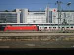 Eine 101 vor dem IC in Richtung HH-Altona im Stuttgarter ...