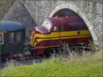 Diesellok 1603 verschwindet mit ihren Museumswagen (BJ 1935) im Tunnel ...