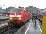 ...steht die ebenfalls noch wie neu gl�nzende 120 141 mit ...