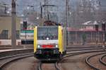br-189-dispolok Z�gig, z�gig kam ES 64 F4-020 nach ca 5 Minuten auf einem anderen Gleis wieder 'um die Ecke geschossen'. Man sieht deutlich wie die kurveninneren R�der entlastet sind. (Kufstein, 02.12.2008).