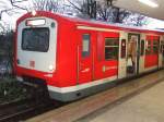 S-Bahn Hamburg Ein ET 472 steht mit einem kaputten Scheinwerfer in HH-Dammtor am 20.11.2008