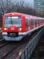 S-Bahn Hamburg Ein ET 474 der Hamburg S-Bahn f�hrt am 20.11.2008 in HH-Dammtor ein.