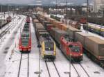 G�terz�ge im verschneiten Bahnhof ...  Peter Thumser 14.12.2008