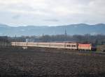 Unglaublich aber wahr: 1044 092 und ein kalter
4010 Triebzug bildeten ...