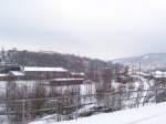 Blick von der eigenlich �berfl�ssig gewordenen �berschneidungsbr�cke in Aue. Hier ...