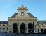 Das historische, modern ausgebaute Bahnhofgeb�ude Nanur von der Stra�enseite aus ...
