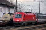 br-1216 �BB-EC 162 'Transalpin' Richtung Basel, durchf�hrt mit 1216 239 'Part of the Best' den Bahnhof von Brixlegg, wobei er einen G�terzug �berholt. (Dez. 2008).