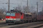 br-1144 Besondere Fracht an erster Stelle in einem G�terzug: 1144 250 zieht eine 1163 als Wagenlok abgeb�gelt Richtung Jenbach. (Dez. 2008).