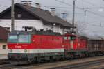 Doppeltes Lokportrait vor malerischem Geb�ude: 1144 250 und 1163 037-4 ...