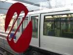 Metro Lausanne Wie die tl auf das pinke M�tro-Logo gekommen sind weiss ich nicht, die Unternehmensfarben w�ren ja eigentlich blau und weiss. Das Symbol mit den drei Balken, die ein M symbolisieren sollen, gef�llt mir aber ganz gut. 14. Dezember 2008
