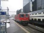 Die Re 4/4 11140 f�hrt am 16.12.08 an ihren REX, ...